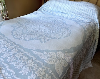 114” x 118” vintage JC Penny’s medallion fringed bedspread   06252067
