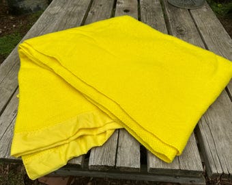 Insanely bright vntage yellow woven acrylic blanket Queen or Full 0526799898