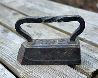 16-pound antique cast iron sad tailor’s sleeve iron twisted handle marked IXL 16 042610478