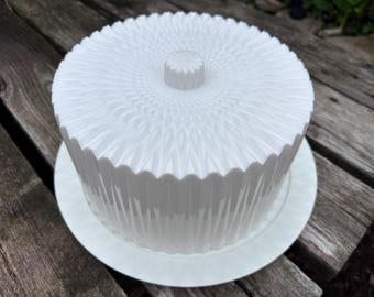 Opaque 10” sunburst prism pattern white plastic cake plate with cover 07266099
