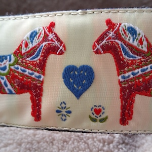 Luxuriöses 1,5 Zoll Martingale Windhund / Lurcher / Whippet Halsband - Dalahast Skandinavische Dala Pferde