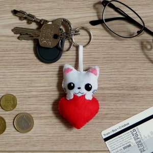 porte-clef chat blanc dans un coeur rouge, en feutrine, cousu main, bijou de sac, accessoire kawaii