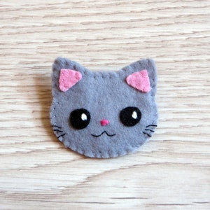 broche chat gris kawaii en feutrine, fait main, petit cadeau anniversaire