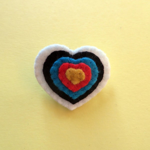 Archery heart target brooch, in felt, handmade, archery lovers gift idea