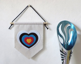 Target felt wall decor, archery pennant, gift for archer, target heart to hang, in felt, handmade