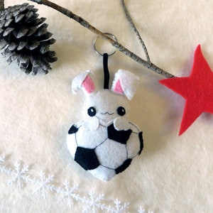 Décoration football, petit cadeau, lapin en feutrine, dans un ballon, en forme de coeur, fait main, à suspendre image 9