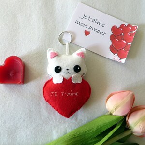 peluche chat blanc dans un coeur rouge brodé je t aime, en feutrine, fait main, cadeau fete des meres