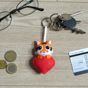 porte clef tigre dans un coeur rouge, cadeau amoureux, pour dire je t aime, en feutrine, fait main