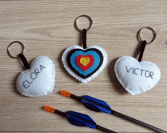 Archery target keychain, in shape of heart, customizable with name, in felt, handmade, archery lover gift