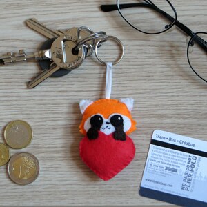 porte-clef panda roux dans un coeur rouge, en feutrine, fait main, cadeau de saint valentin