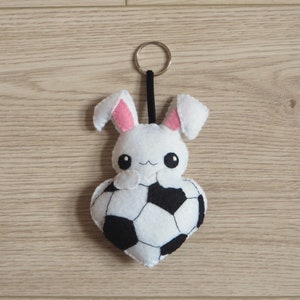 Peluche lapin dans un ballon de football en forme de coeur, en feutrine, cadeau pour footballeur