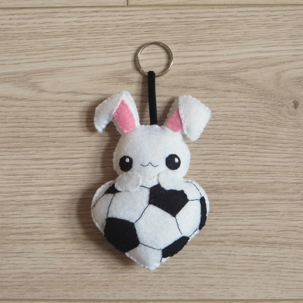 Décoration football, petit cadeau, lapin en feutrine, dans un ballon, en forme de coeur, fait main, à suspendre