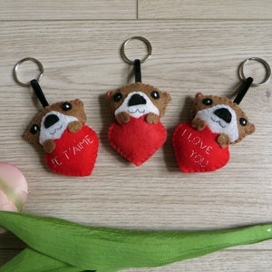 porte-clefs loutre dans un coeur rouge, broderie je t aime ou i love you, en feutrine, fait main, cadeau pour dire je t aime