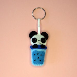 porte-clef panda dans un bubble tea bleu, accessoire kawaii, en feutrine, fait main, cadeau meilleur ami