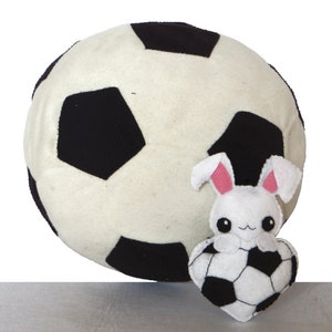 Lapin dans un ballon de football en forme de coeur, peluche à suspendre, en feutrine, fait main