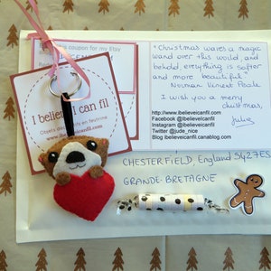 Porte clé loutre dans un coeur rouge, en feutrine, fait main, cadeau amoureux image 9