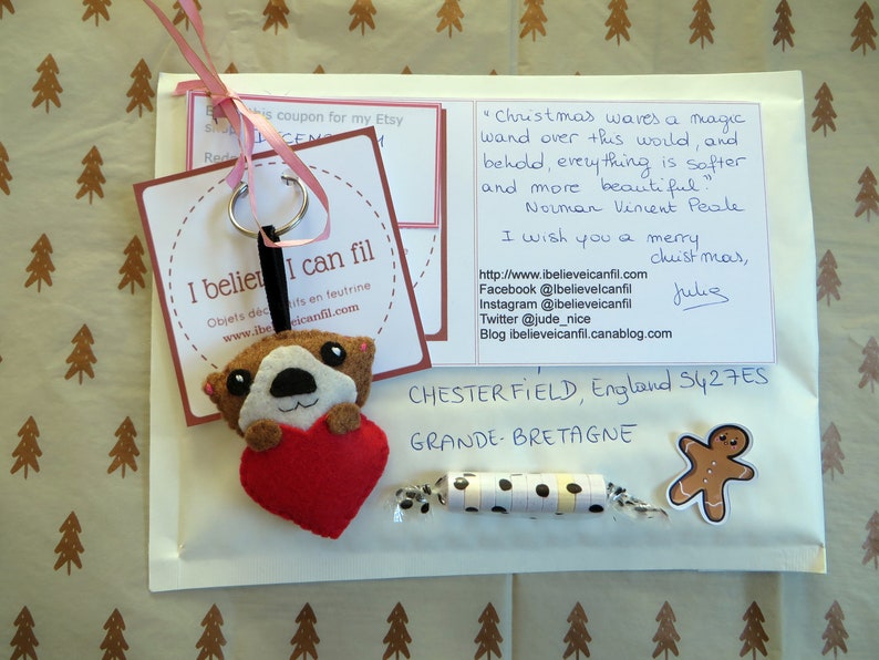 Porte clé loutre dans un coeur rouge, en feutrine, fait main, cadeau amoureux image 9