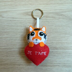 tigre kawaii dans un coeur rouge brodé je t aime, cadeau de fete des meres