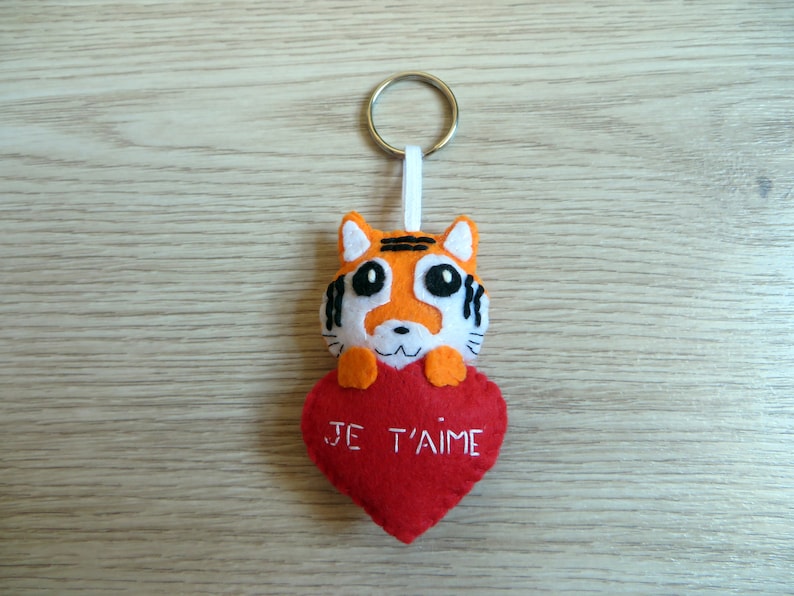 tigre kawaii dans un coeur rouge brodé je t aime, cadeau de fete des meres