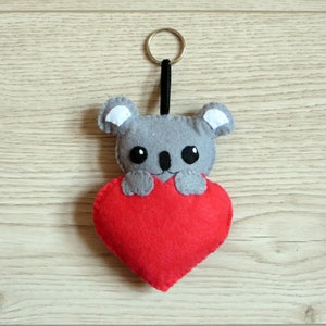 Peluche koala, dans un coeur, en feutrine, à suspendre, fait main, cadeau amoureux image 4