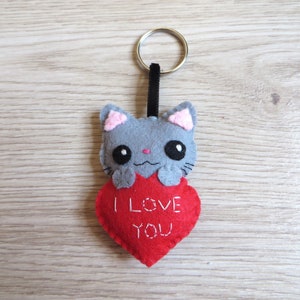 Porte clé chat gris, kawaii, en feutrine, fait main, cadeau pour dire je t'aime I love you