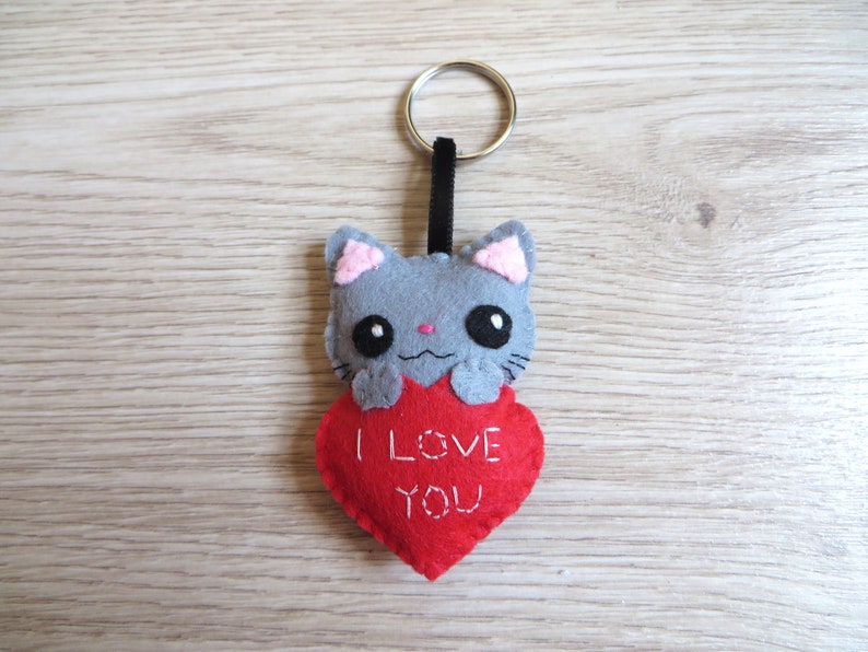 Porte clé chat gris, kawaii, en feutrine, fait main, cadeau pour dire je t'aime I love you