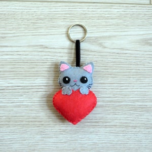 porte-clef chat gris dans un coeur rouge, cadeau saint valentin