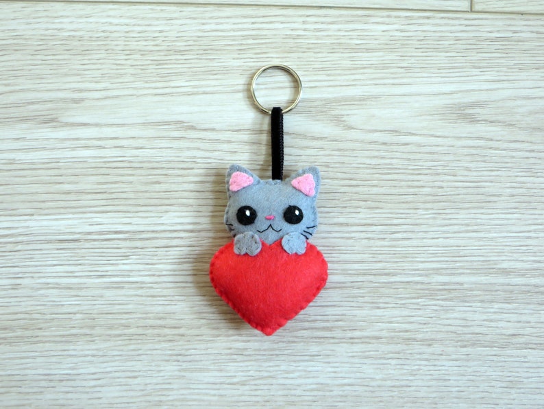 porte-clef chat gris dans un coeur rouge, cadeau saint valentin