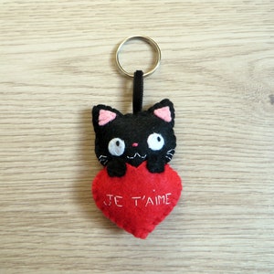 porte clé chat noir kawaii dans un coeur rouge brodé je t aime, cadeau de saint valentin