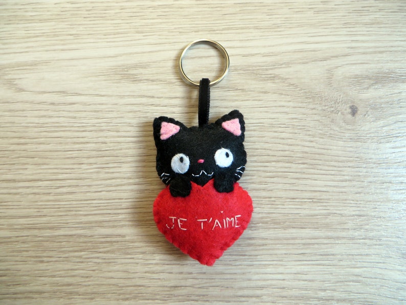 porte clé chat noir kawaii dans un coeur rouge brodé je t aime, cadeau de saint valentin