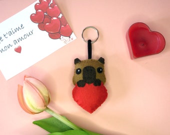 Porte clé capybara dans un coeur, accessoire kawaii, cadeau d'amour, mignonnerie à offrir, en feutrine, fait main