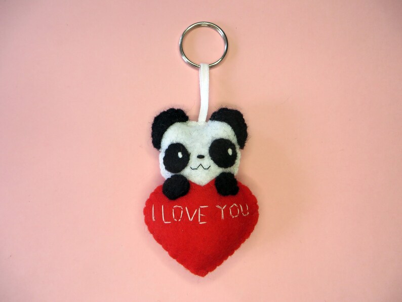 Porte clé panda, mignon, dans un coeur, en feutrine, fait main, cadeau fête des mères I love you