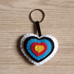 Archery target keychain, in shape of heart, customizable with name, in felt, handmade, archery lover gift image 4