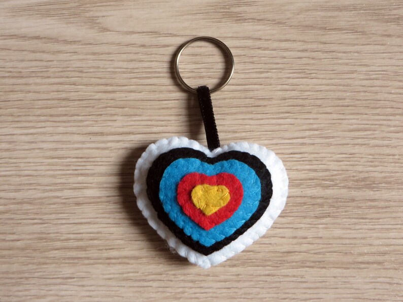 Archery target keychain, in shape of heart, customizable with name, in felt, handmade, archery lover gift image 4