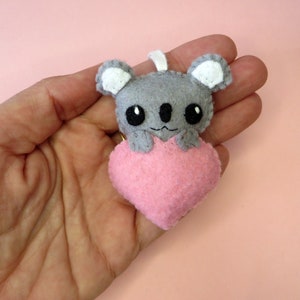 Porte clé koala dans un coeur, peluche kawaii, en feutrine, fait main, idée cadeau pour la fête des mères Rose