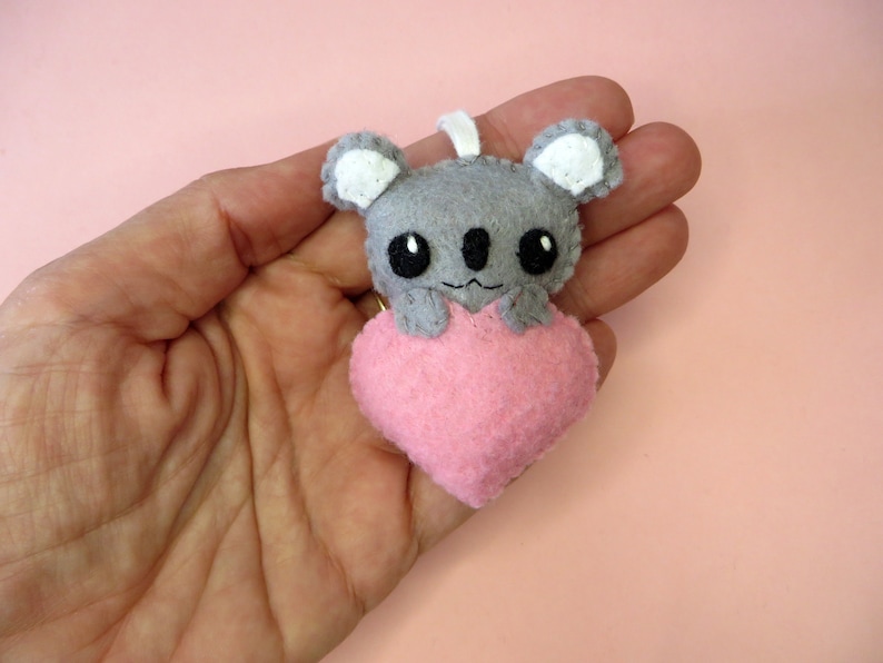 Porte clé koala dans un coeur, peluche kawaii, en feutrine, fait main, idée cadeau pour la fête des mères Rose