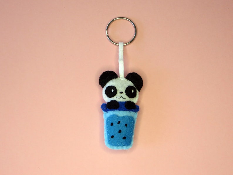 porte-clef panda dans un bubble tea bleu, accessoire kawaii, en feutrine, fait main, cadeau meilleur ami