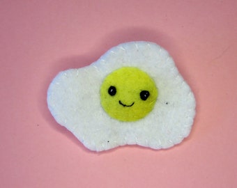 Fried egg brooch, kawaii accessory, felt, handmade, cute little gift, pleasure of giving made in France