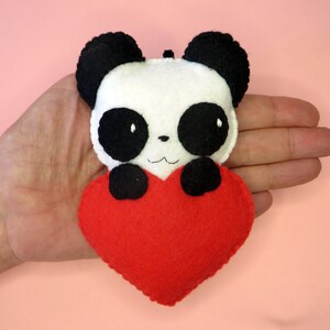 Peluche panda kawaii dans un coeur, en feutrine, à suspendre, fait main, cadeau de fête des mères Rouge