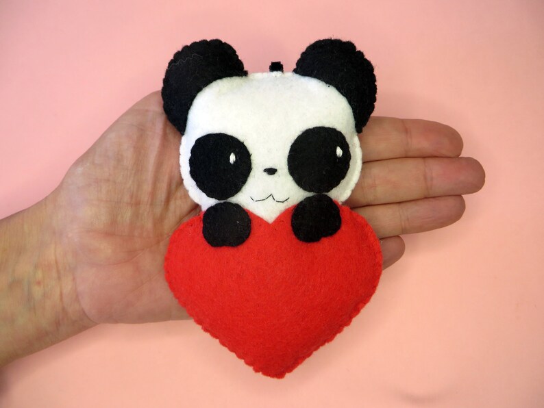 Peluche panda kawaii dans un coeur, en feutrine, à suspendre, fait main, cadeau de fête des mères Rouge
