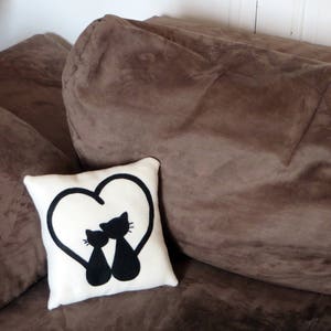 Coussin décoratif chats noirs, en polaire, et feutrine, fait main, cadeaux anniversaire de mariage image 5