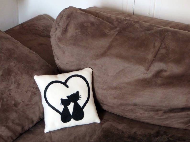 Coussin décoratif chats noirs, en polaire, et feutrine, fait main, cadeaux anniversaire de mariage image 5