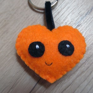 Porte clé coeur, rouge, orange, rose ou bordeau, kawaii, en feutrine, fait main, petit cadeau pour dire je t'aime image 9