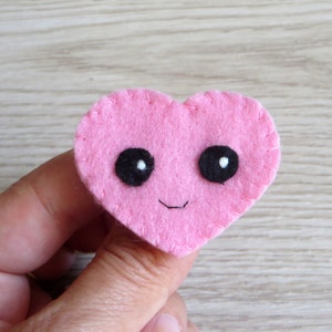 Broche coeur rouge ou rose, en feutrine, kawaii, fait main, petit cadeau pour dire je t'aime image 8