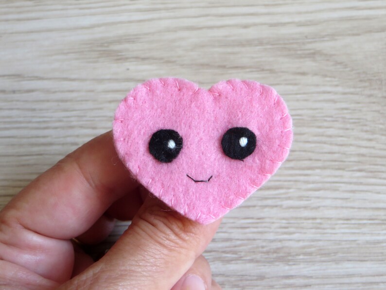 Broche coeur rouge ou rose, en feutrine, kawaii, fait main, petit cadeau pour dire je t'aime image 8