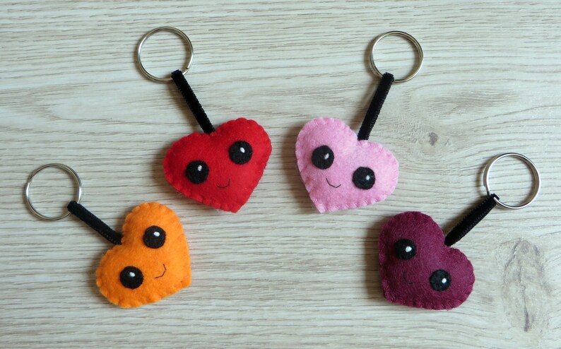 petit cadeau de saint valentin, porte-clefs coeurs orange, rouge, rose ou bordeau, en feutrine