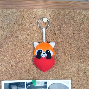 Porte clé panda roux dans un coeur, cadeau amoureux, en feutrine, fait main image 6