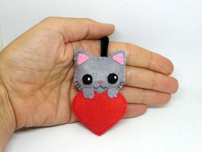 Porte clé chat gris dans un coeur, accessoire kawaii, en feutrine, fait main, cadeau pour dire je t'aime image 8