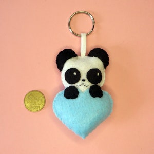 Porte clé panda, mignon, dans un coeur, en feutrine, fait main, cadeau fête des mères Bleu