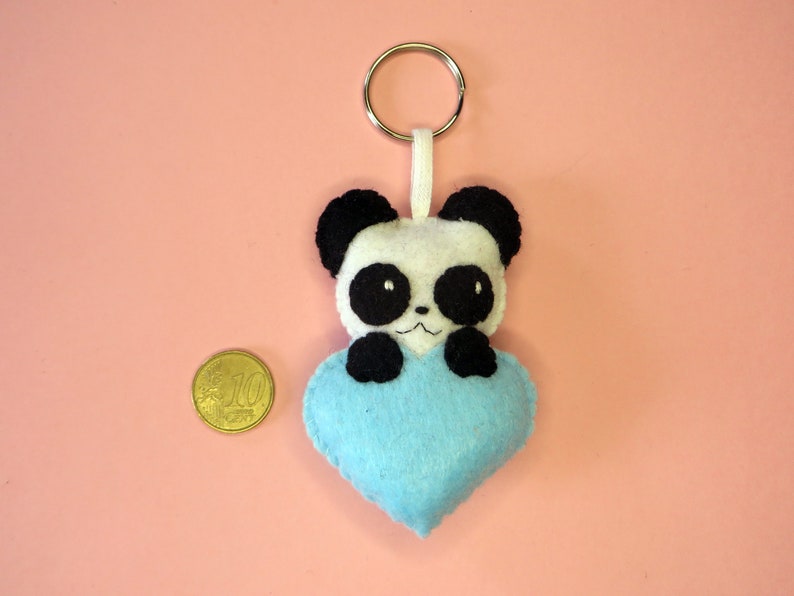 Porte clé panda, mignon, dans un coeur, en feutrine, fait main, cadeau fête des mères Bleu